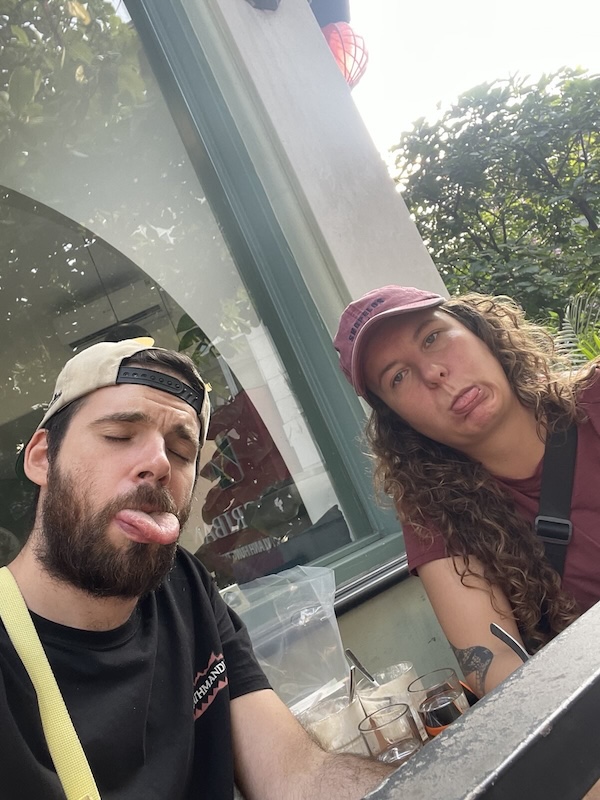 "Selfie von Sophia und mir. Wir beide strecken die Zunge raus."