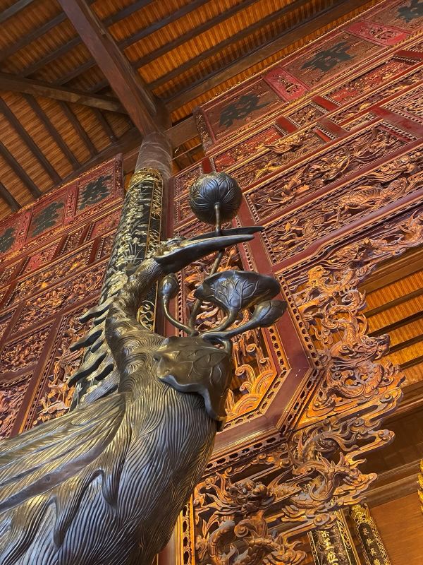 "Eine große Kupferstatue eines Schwans, das eine Lotusblüte im Schnabel hält. "