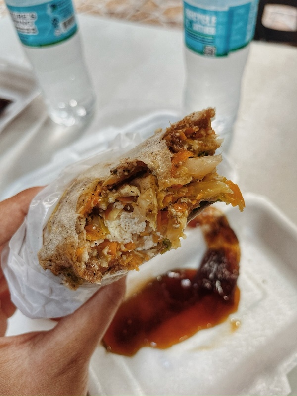 "Ein saftiges Lumpia, gefüllt mit Gemüse und Fleisch."