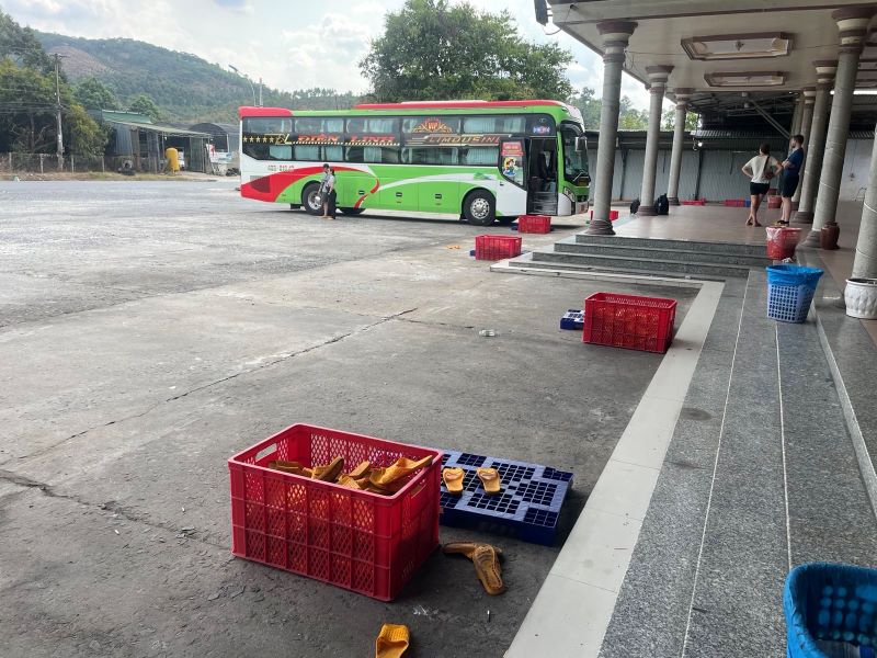 "An der Raststation stehen mehrere rote Plastikkisten bereit in denen Patschen aufbewahrt werden."
