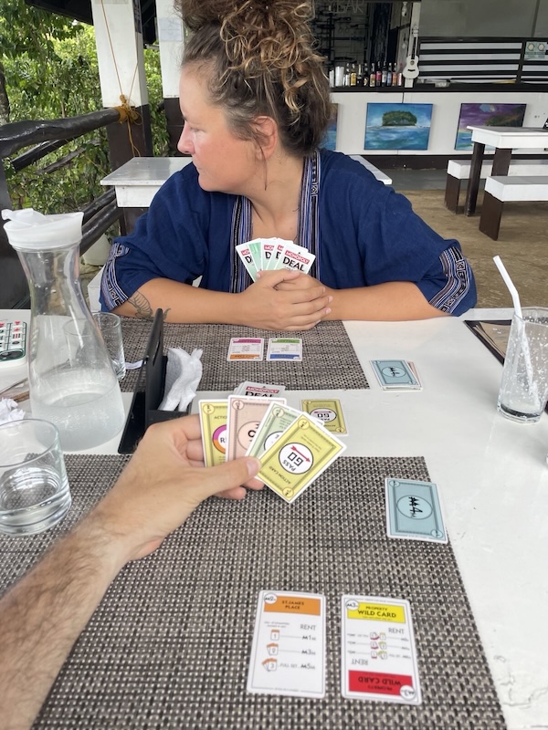 "Am gedeckten Tisch spielen Sophia und ich eine Partie Monopoly Deal. "