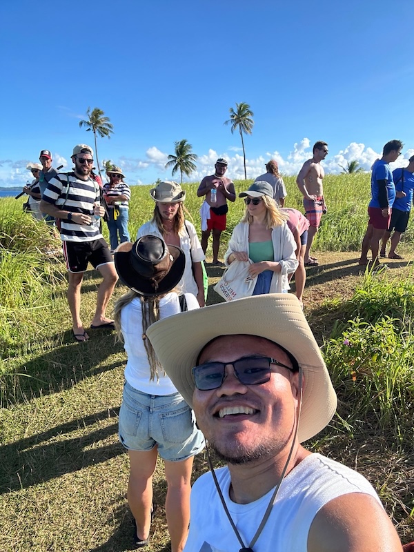 "Die gesammte Gruppe ist auf der Insel. Wesson macht einen Selfie und lächelt."