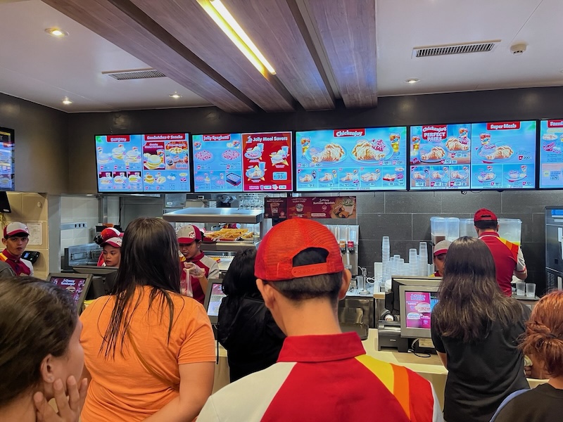 "Die Warteschlange am Thresen von Jollibee"