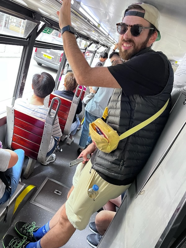 "Ich stehe in der Doppeldecker-Tram und verziehe das Gesicht. Ich stehe nicht aufrecht und stoße mit dem Kopf an die Innendecke."