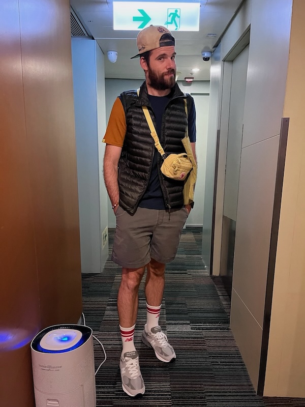 "Ich stehe zufrieden am Teppichboden des Hotels und trage neue Schuhe."