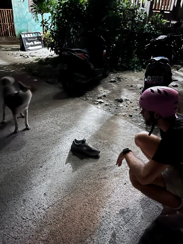 "Der Hund von Karsada und ich stehen uns gegenüber. Ich sitze in der Hocke und habe den Schuh vor den Hund gelegt."