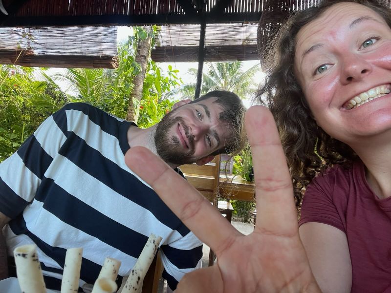 "Sophia und ich. Sophia strahlt und hält zwei Finger zum Peace-Zeichen hoch. Zwischen ihren Fingern befindet sich mein zur Seite gerichteter Kopf. Perspektivisch wirkt es so als hätten ihre Finger micht eingespannt."
