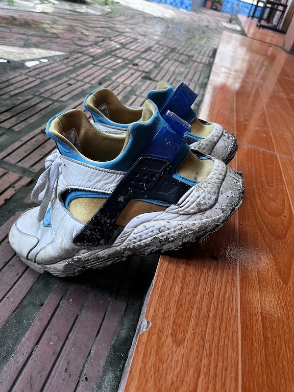 "Meine schmutzigen Schuhe, wie sie auf der Terrasse lehnen."