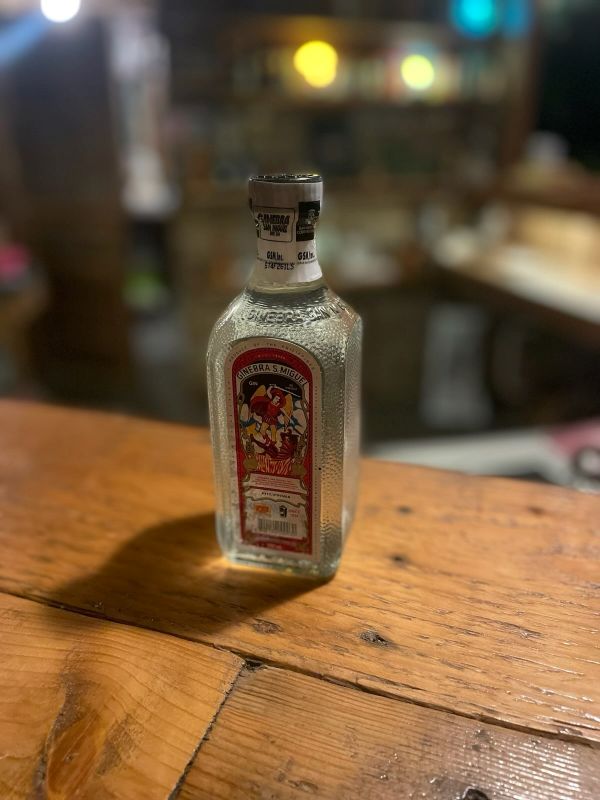"Eine Flasche Gin steht an der Bar."