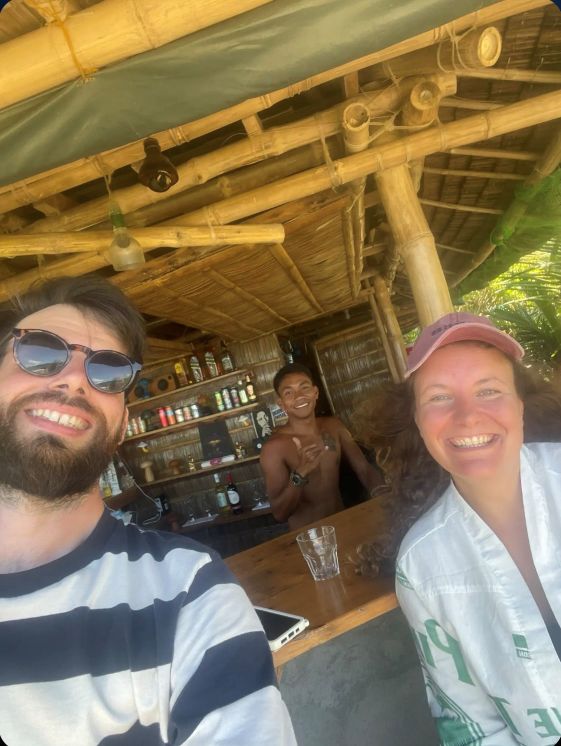 "Sophia und ich lächeln über beide Ohren, wie wir an der Bar der Surfhütte sitzen. Hinter der Bar steht Chad, der ebenso lächelt und seine rechte Hand zum Surfergruß hebt."