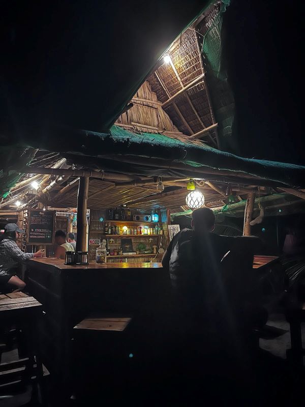 "Ich sitze abends an der Bar der Surfhütte. Ein paar Plätze entfernt sitzt eine Filipina."