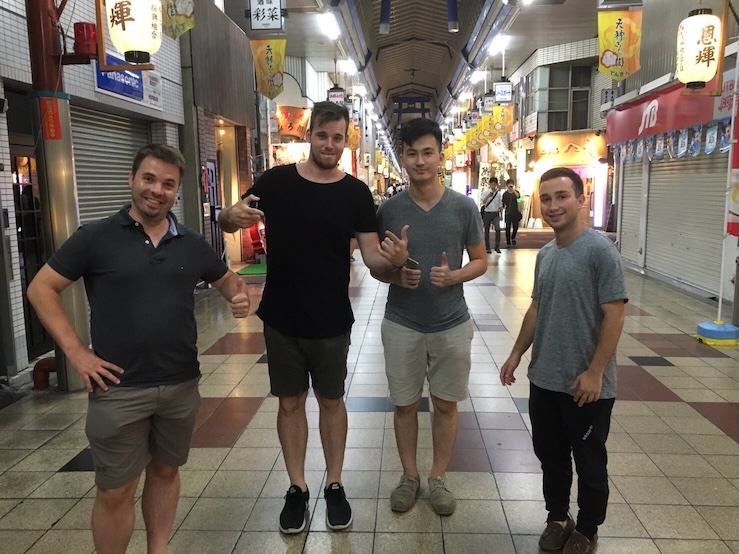 "In einem Marktgebäude von Osaka posiere ich neben Anthony. "