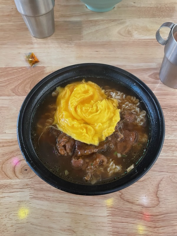 "Eine aromatische Suppe  mit Ramen-Nudeln, Ei und Rindfleisch."