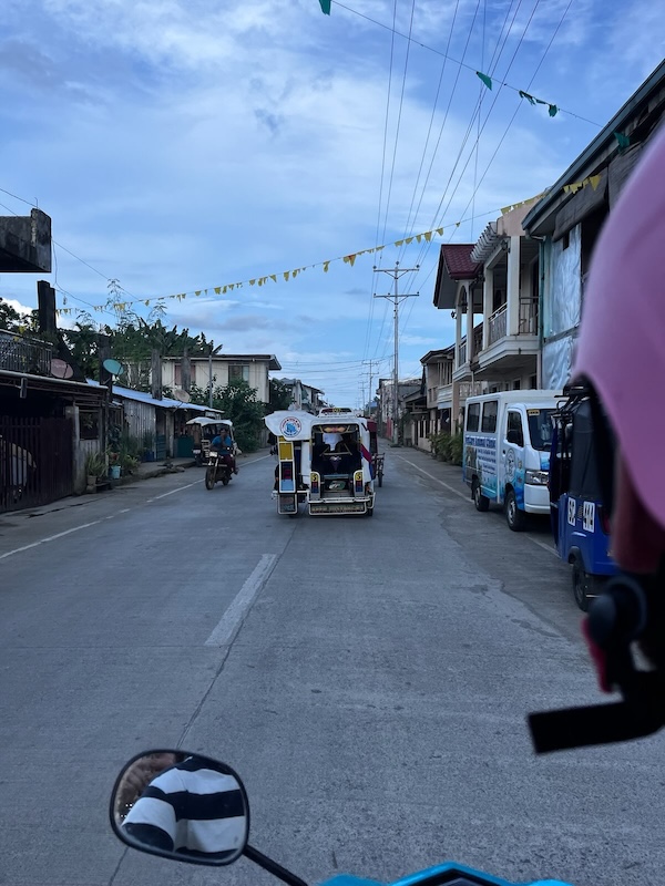 "Ich fahre die Straße von General Luna entlang. Vor mir fährt ein Tuktuk."