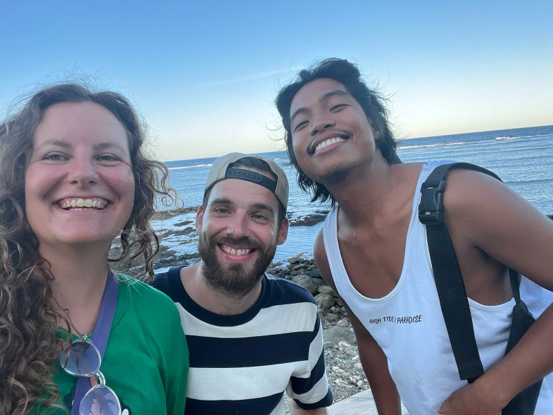 "Sophia, David und ich lächeln. Hinter uns erkennt man das Meer."