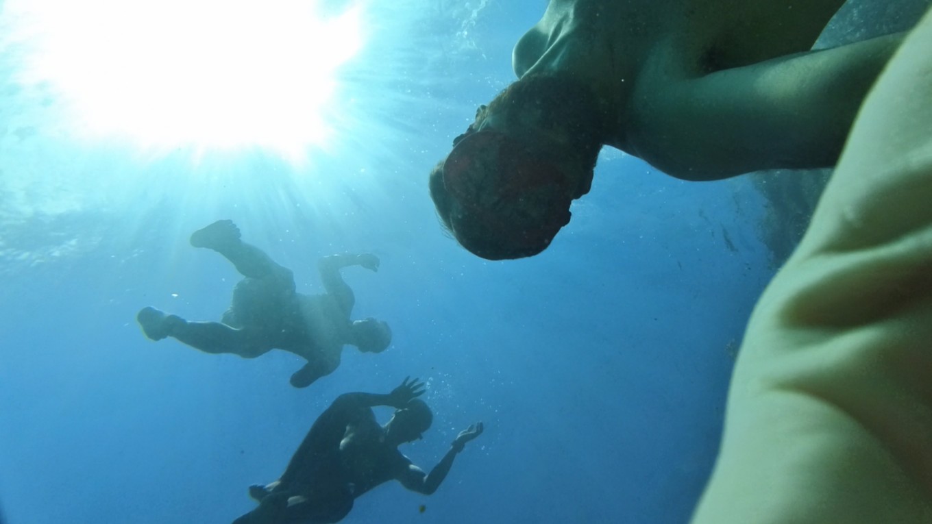 "Wir machen ein Selfie unter Wasser. Ich habe die Kamera in der Hand, Chad und Jan-Jan winken in die Kamera"