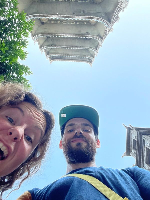 "Sophia und ich lächeln in die Kamera. Hinter uns türmt die mehrstöckige Pagode."