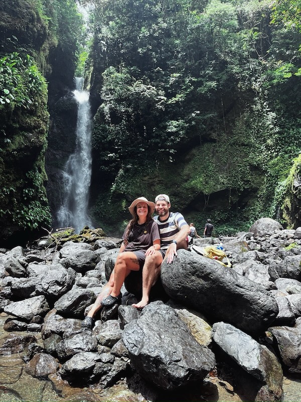 "Sophia und ich sitzen auf einem Felsen und lächeln. Hinter uns ist der reißerische Wasserfall."