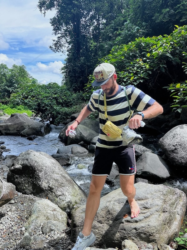 "Ich wandere über einen großen Stein und habe dabei nur einen Schuh an, der andere ist barfuß."
