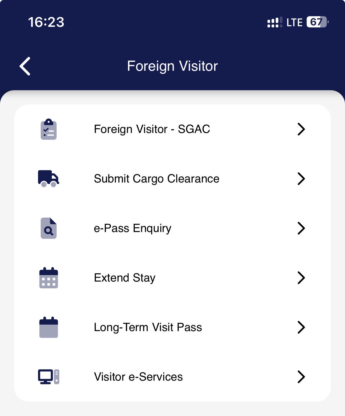 Die App zeigt eine Überschrift die "Foreign Visitor" lautet und unterschiedliche Auswahlmöglichkeiten in einer Liste, unter anderem "Foreign Visitor SGAC", "Submit Cargo Clearance" und "E-Pass Enquiry".