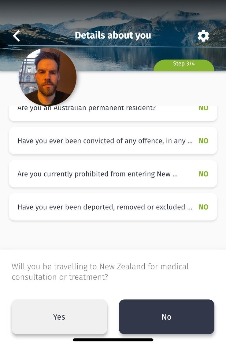 Eine Seite der neuseeländische ETA App zeigt das hochgeladene Photo und unterschiedliche Formularfragen, dessen Beantwortung für die Einreise erforderlich ist.