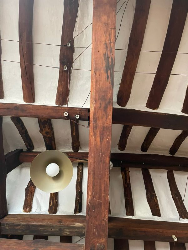 "Die weiße Decke des Hanok mit seinen dicken hellbraunen Querstreben aus Holz."