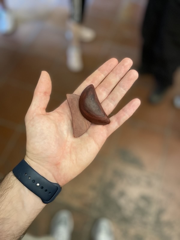 "In meiner geöffneten Handfläche liegen die beiden hölzernen Halbmonde. Einer davon zeigt die flache Seite nach oben, der andere die runde Seite."