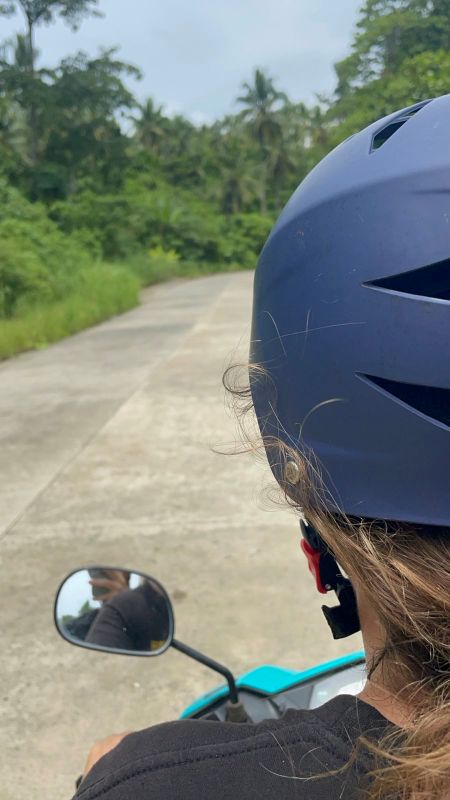 "Blick über die Schulter Sophias, wie sie mit Mofi fährt."