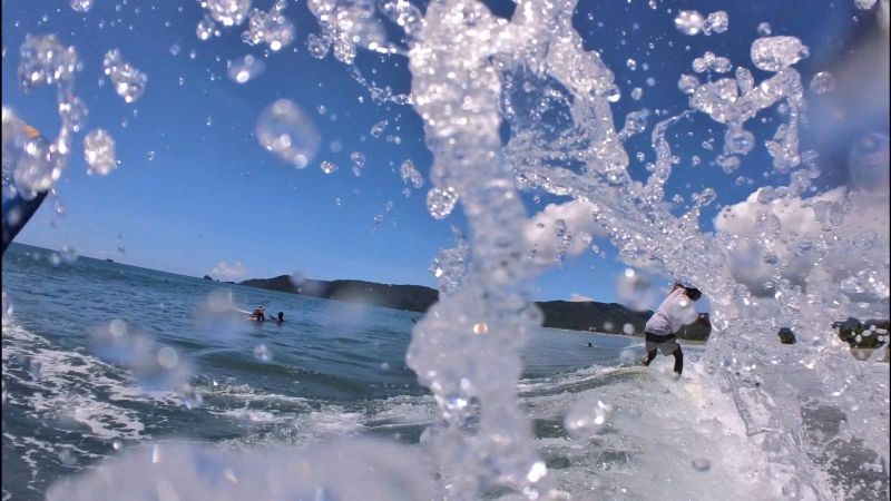 "Chad surft eine Welle, Teil 3: Die Welle schmälert sich, er verliert etwas die Balance und das Wasser spritzt nur so"