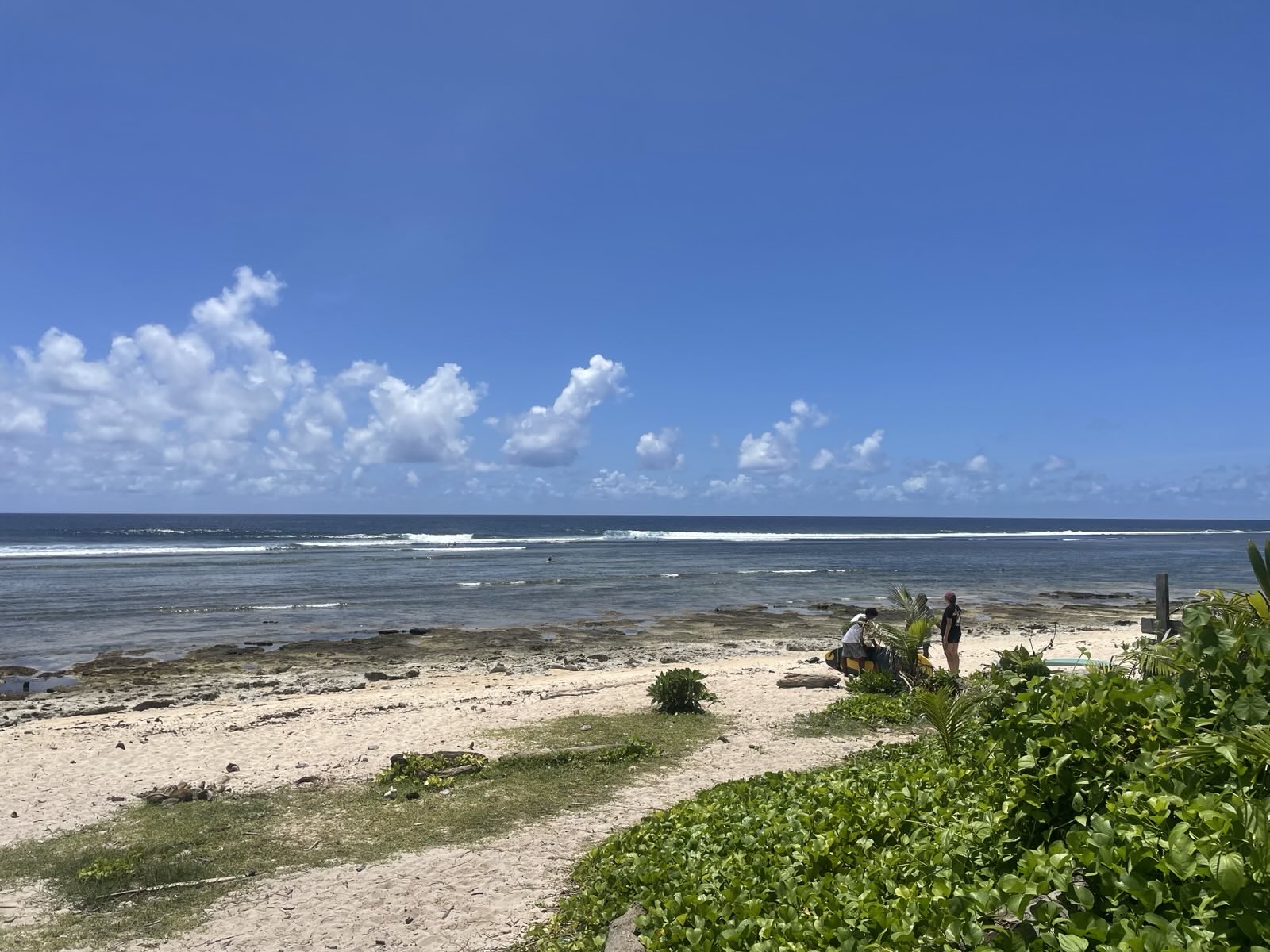 "Blick auf das Meer von Pacifico. Einige weiße Wellen sind in der Ferne erkennbar."