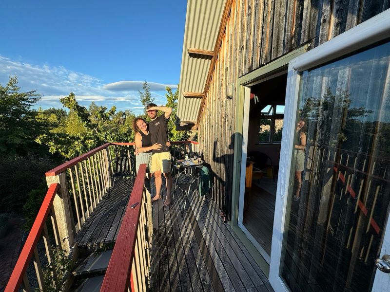 "Sophia und ich stehen auf der Terrasse und umarmen einander. Die Sonne steht tief also halte ich meine Hand schützend über die Augen. Wir lächeln."