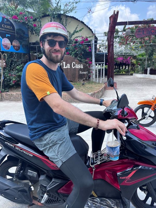 "Lächelnd sitze ich auf meinem roten Moped."